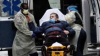 xl7epj0rfexyr7e3ccku Sejumlah warga di sekitar Rumah Sakit Mount Sinai di Manhattan, New York City, Amerika Serikat, memberikan dukungan terhadap petugas medis, Senin (13/4) Foto: Reuters/Mike Segar