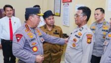 Kepala Kepolisian Negara Republik Indonesia (Kapolri), Jenderal Listyo Sigit Prabowo, dalam kunjungan kerjanya ke Provinsi Riau, menyempatkan diri meninjau Polsek Rumbai Pesisir, Polresta Pekanbaru, pada Jumat (25/4).