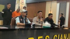 Foto: Jajaran Polres Cianjur saat menggelar pers rilis kasus pembunuhan di Mapolres Cianjur, Rabu (25/6/2025). 