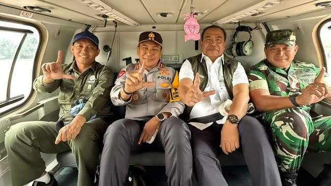 Foto: Menhut Raja Juli Antoni, Kapolda Riau Irjen Herry Heryawan, Sekjen Kemenhut Mahfudz, dan Pangdam I/Bukit Barisan Mayjen TNI Rio Firdianto.(dok. Polda Riau)